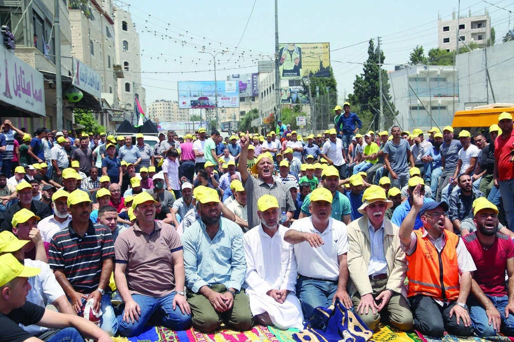 فلسطينيون يصلون خارج الأقصى ( د ب أ )