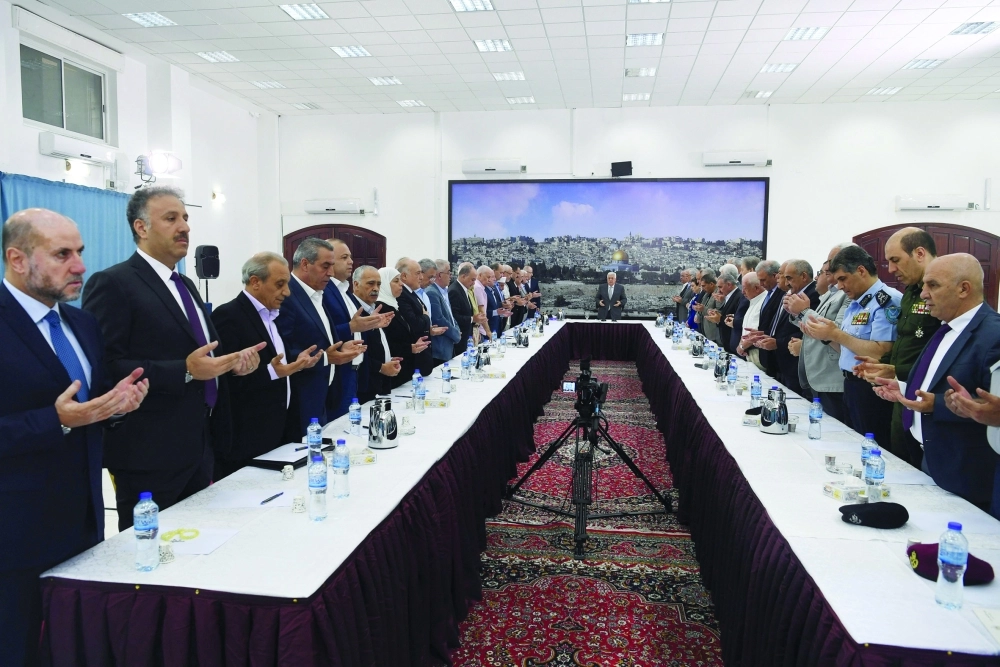 الرئيس عباس يستهل الاجتماع الوزاري في رام الله بالدعاء (رويترز) 