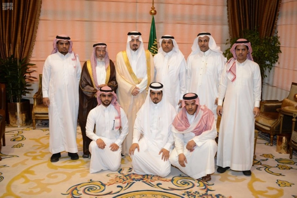  فيصل بن خالد لدى استقباله أسرة الشهيد عائض الشهراني  (واس)