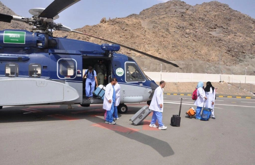 الطائرة خلال نقلها الفريق الطبي المتخصص (مكة)