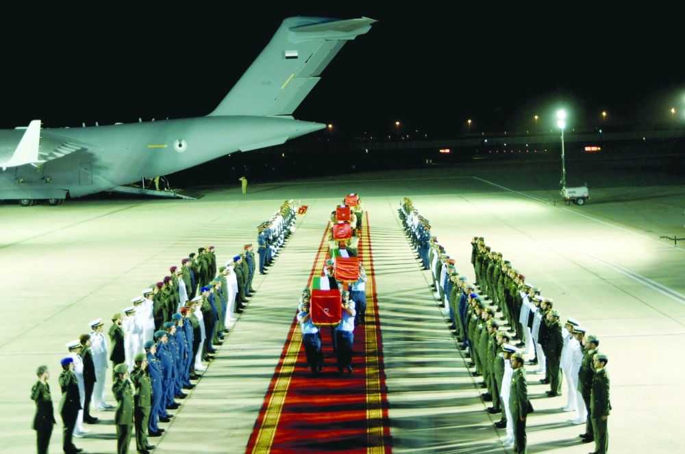 نعوش الجنود الإماراتيين لدى وصولها مطار أبوظبي الدولي                                        (مكة)