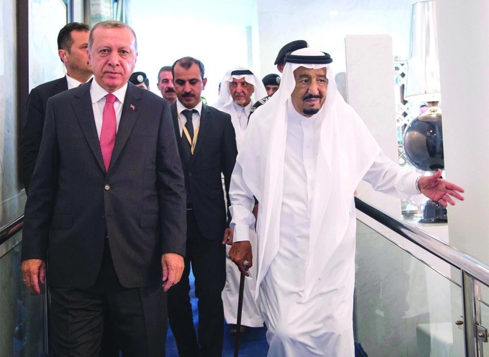 الملك سلمان لدى استقباله رجب إردوغان في قصر السلام بجدة أمس                                                                                                                                                            (واس)