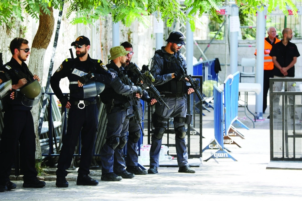 جنود الاحتلال مدججين بالسلاح أمام مدخل القدس القديمة                                             (رويترز) 