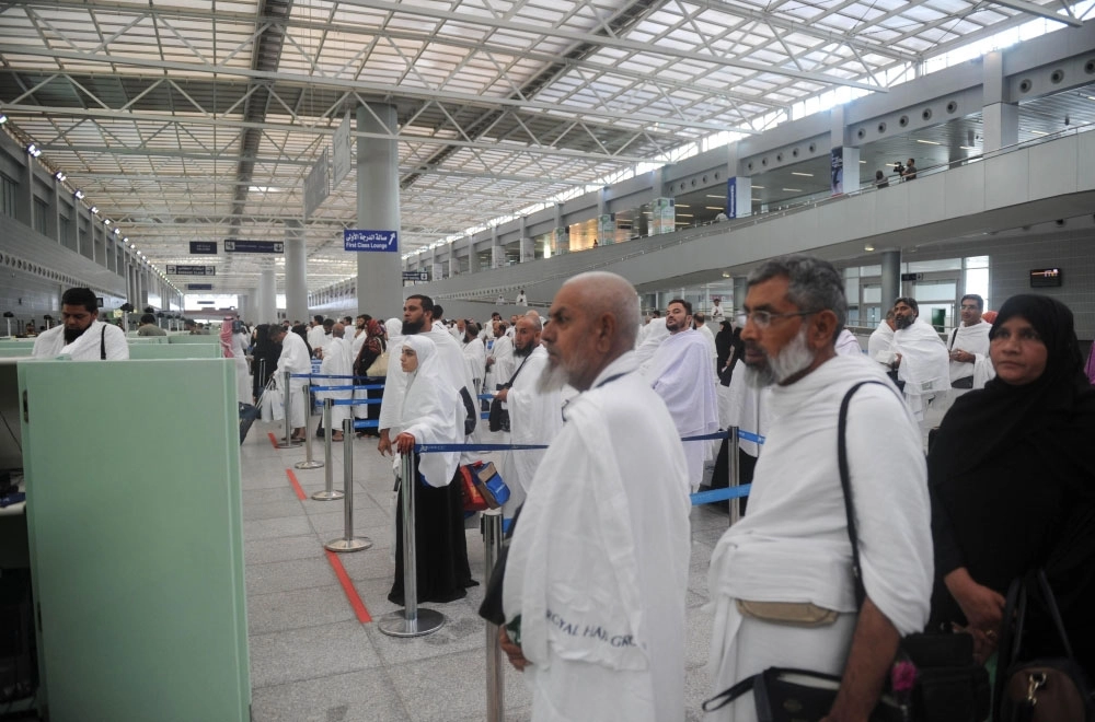 طلائع الحجاج لدى وصولهم مطار جدة اليوم (واس)