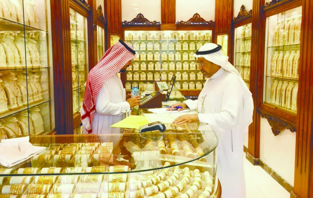 أثناء التفتيش في أحد المحلات (وزارة التجارة والاستثمار)