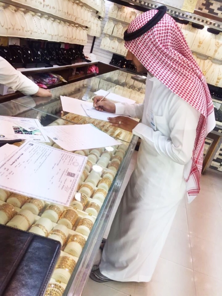 أثناء تفتيش أحد المحلات   (وزارة التجارة والاستثمار) 