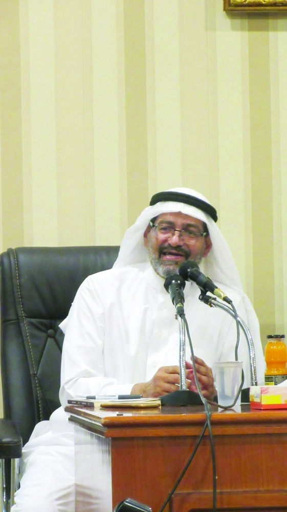 عبدالرحيم فرغلي أثناء الندوة                               (مكة)