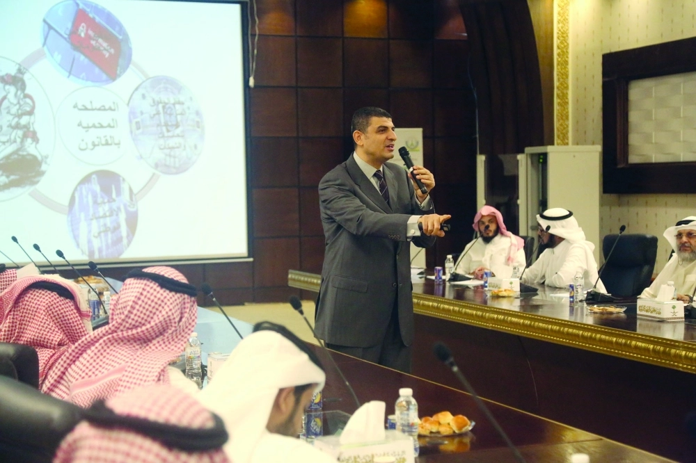 محمد الألفي خلال المحاضرة                                          (مكة)