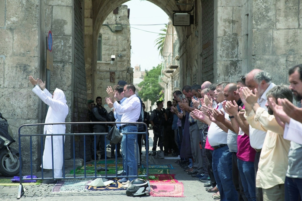 فلسطينيون يصلون خارج الأقصى رفضا لإجراءات الأمن الإسرائيلية                                                                                       (إ ب أ)