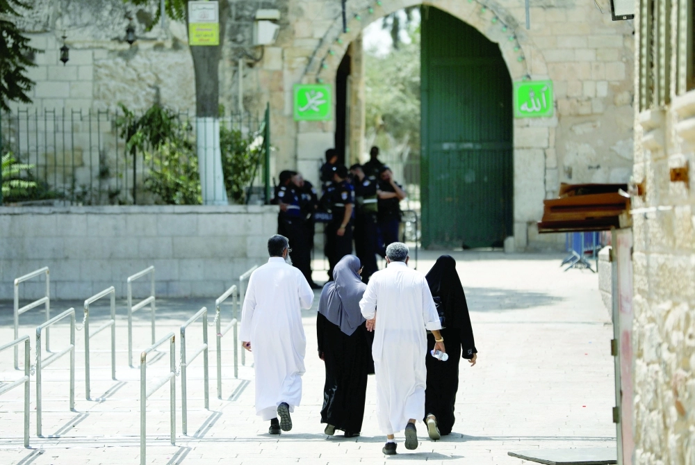 مسارات حديدية أمام مداخل القدس القديمة المؤدية للأقصى (رويترز)