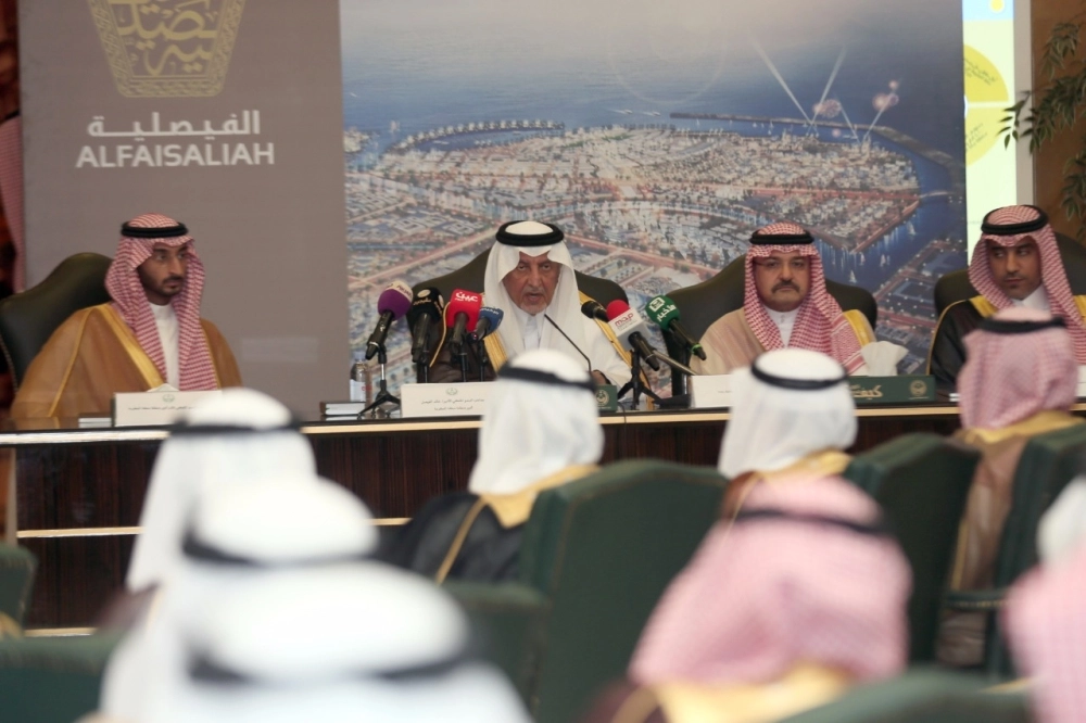 خالد الفيصل وعبدالله بن بندر ومشعل بن ماجد خلال المؤتمر (محمد يحيى)