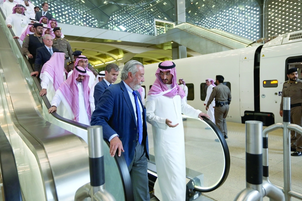 عبدالله بن بندر خلال جولته في محطة مدينة الملك عبدالله الاقتصادية  (محمد يحيى)