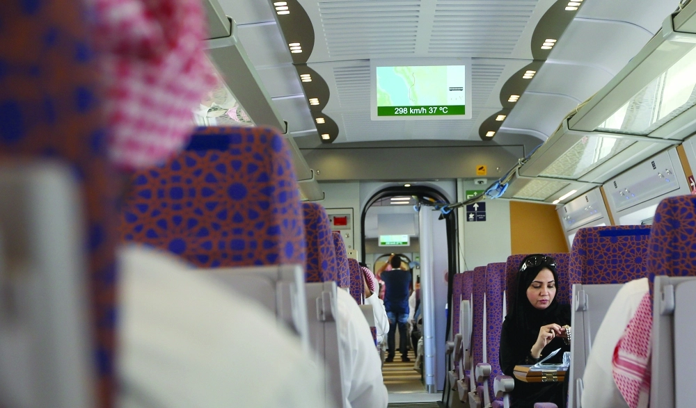  القطار أثناء سيره بسرعة 298 كلم /‏ ساعة                                    (محمد يحيى)