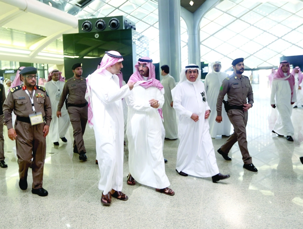 عبدالله بن بندر لدى وصوله محطة المدينة الاقتصادية (محمد يحيى)