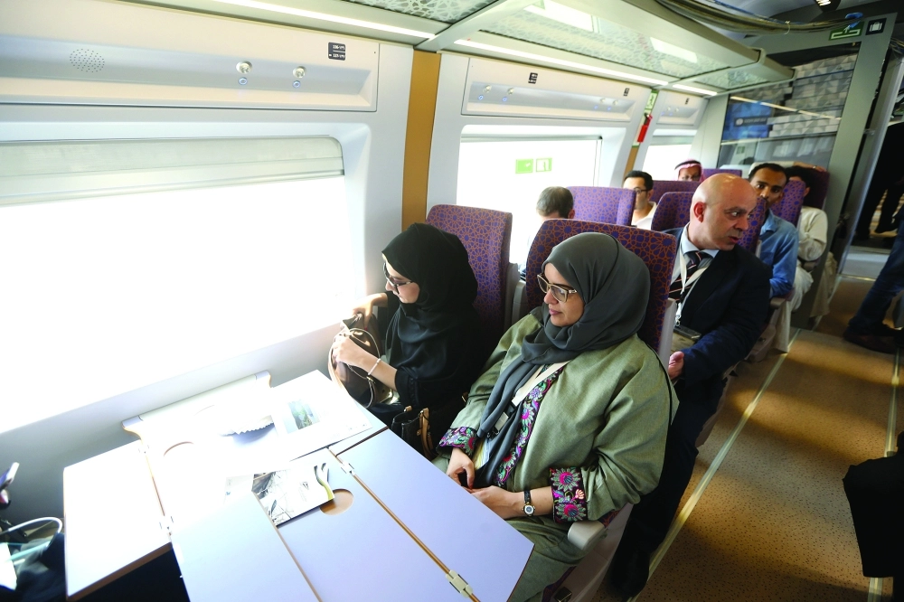 صحفيات رافقن الوفد الإعلامي في رحلة قطار الحرمين بين جدة والمدينة المنورة (محمد يحيى)