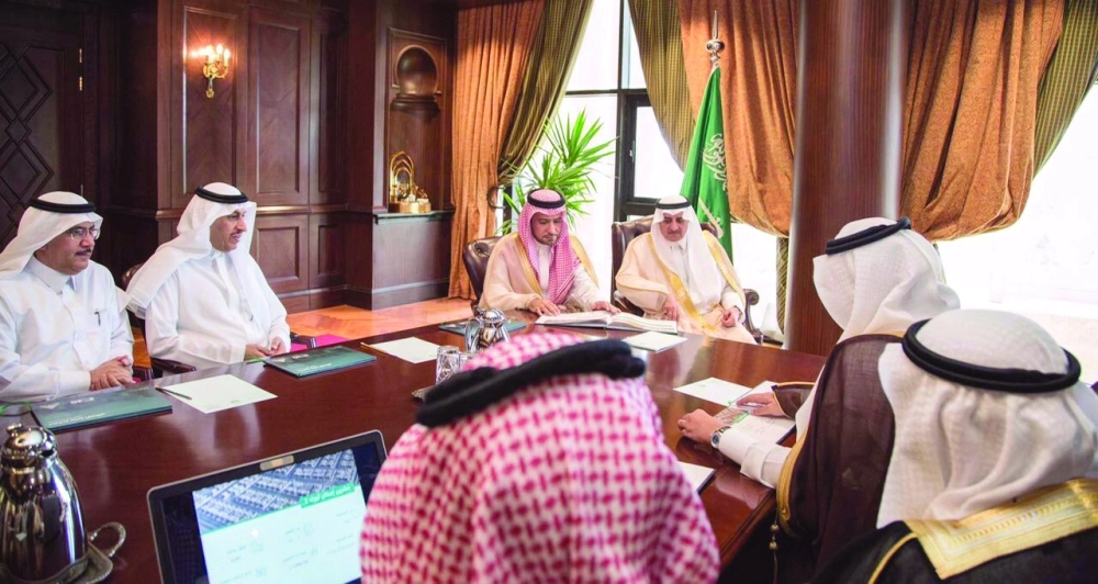 أمير تبوك أثناء لقائه وزير الإسكان والوفد المرافق                              (مكة)