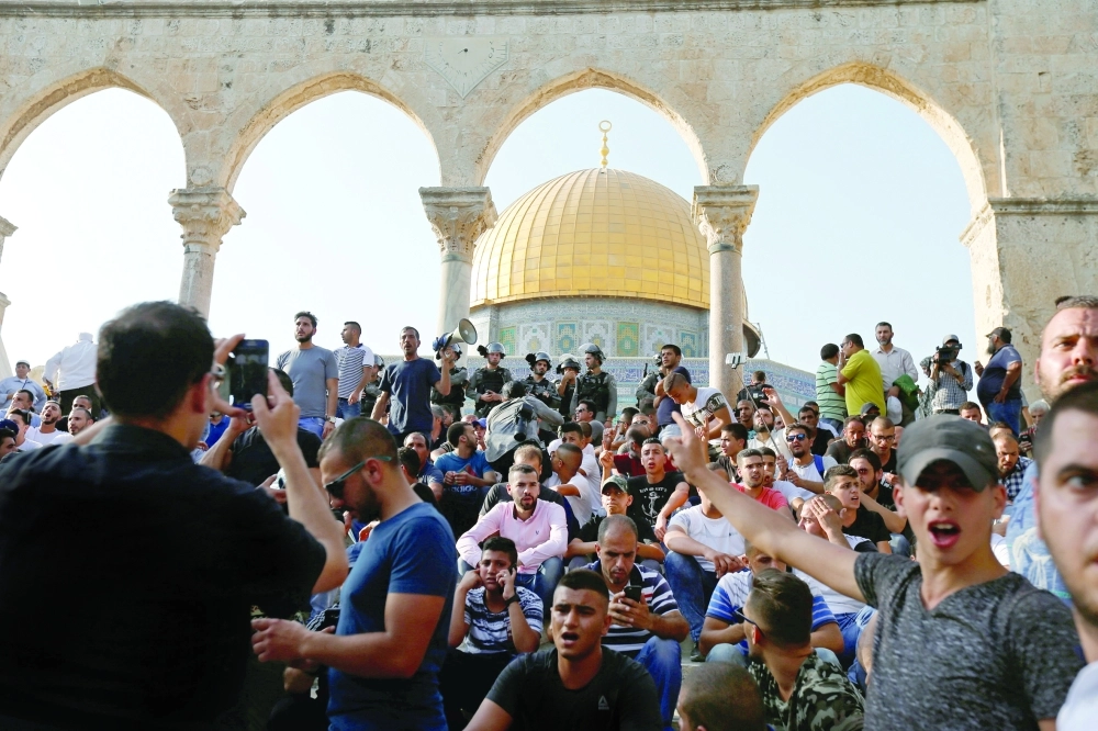 فلسطينيون يحتشدون في الحرم القدسي أمام قبة الصخرة بعد أن أزال الاحتلال البوابات الالكترونية والكاميرات من  الأقصى أمس (رويترز)