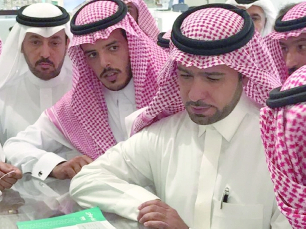 ..ويستمع لشرح عن أحد المشاريع