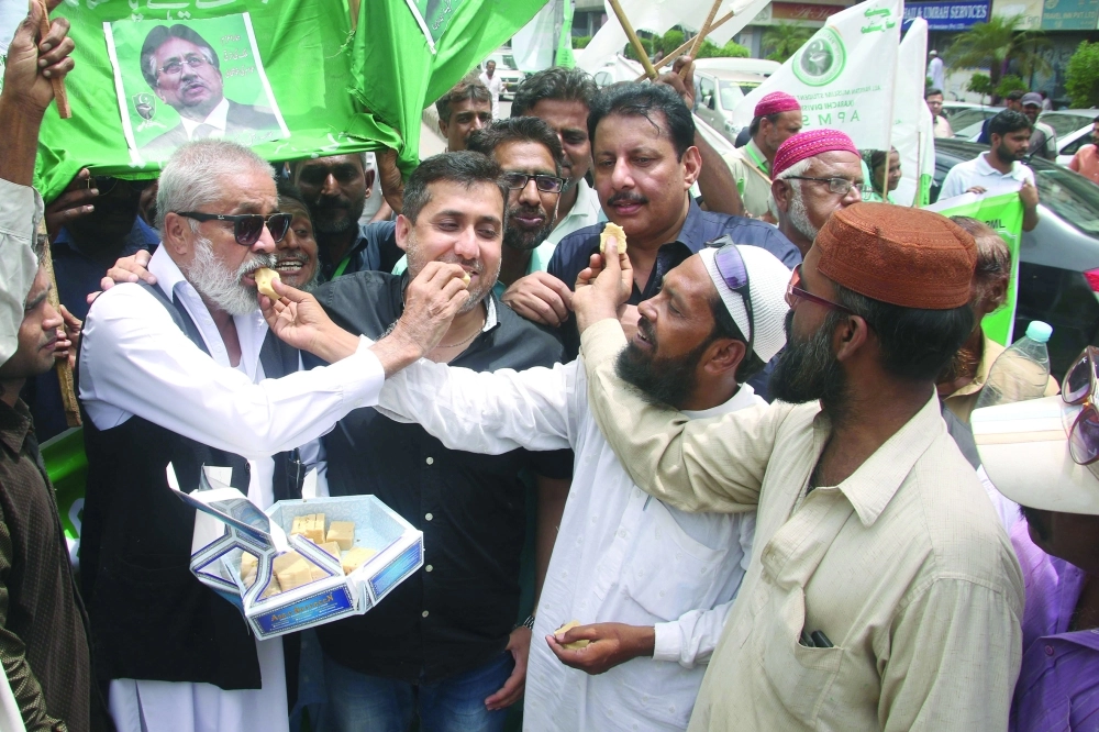 معارضون لشريف يتبادلون الحلوى بعد صدور قرار المحكمة بعزله (إ ب أ)