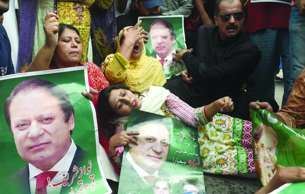 معارضون لشريف يتبادلون الحلوى بعد صدور قرار المحكمة بعزله           (إ ب أ)