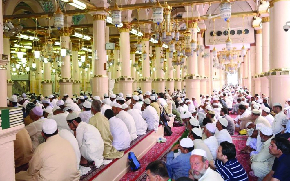 مصلون يستمعون لخطبة الجمعة أمس                 (واس)