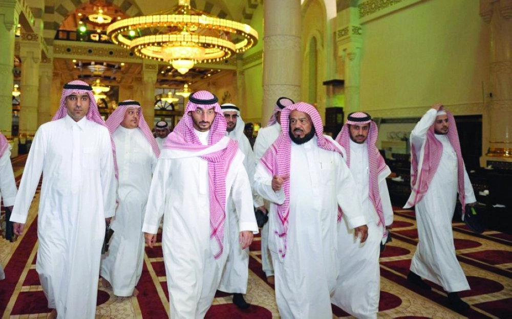 عبدالله بن بندر متفقدا الجامع                                (واس)