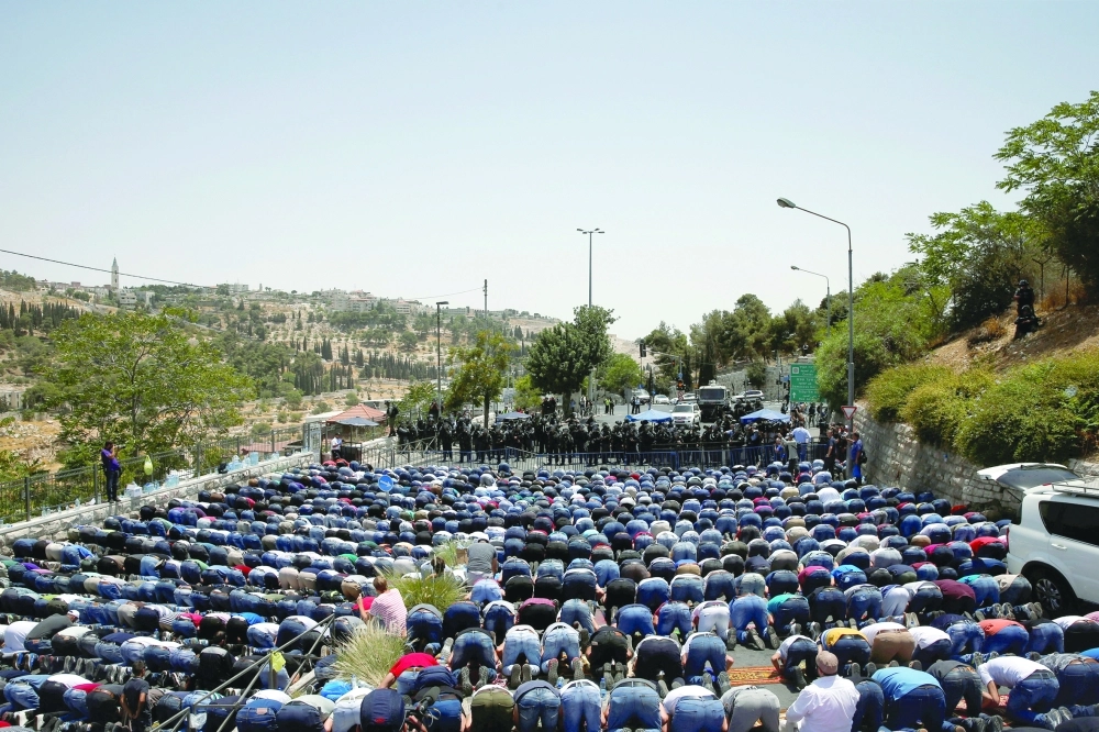 آلاف المصلين يصلون الجمعة في الشوارع خارج القدس القديمة أمس                                                                                      (رويترز)