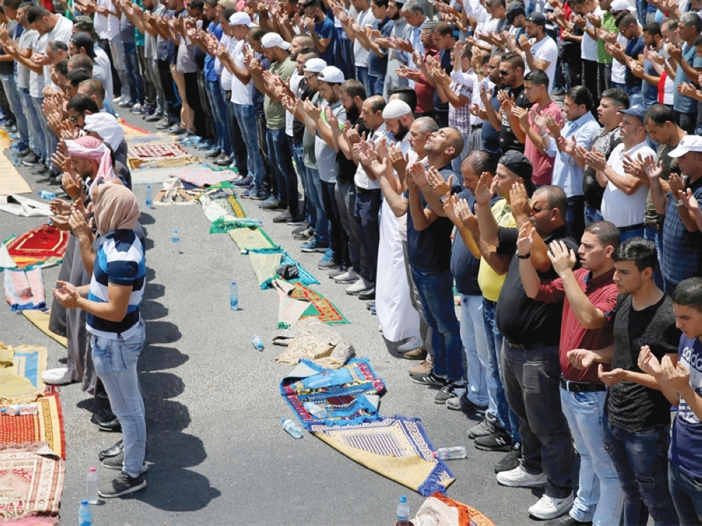 مصلون خلال صلاة الجمعة بالقدس القديمة ( إ ب أ )