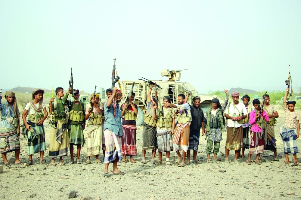 مقاتلون يمنيون يعبرون عن فرحتهم بعد تأمين معسكر خالد بن الوليد جنوب تعز (إ ب أ)