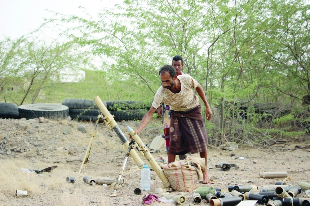 مقاتل يمني يجهز مدفعه لقصف الحوثيين في تعز