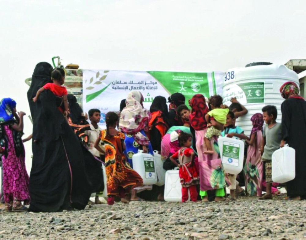 يوفر مركز الملك سلمان المياه الصالحة للشرب بمشروع إمداد مائي في عدة محافظات يمنية، فيما يتصارع يمنيون حول وايت بالحديدة الخاضعة للحوثيين للحصول على شربة ماء  (واس، رويترز)