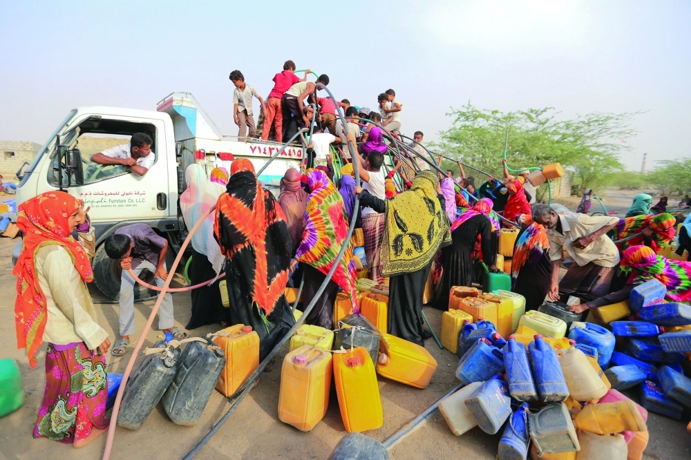 يوفر مركز الملك سلمان المياه الصالحة للشرب بمشروع إمداد مائي في عدة محافظات يمنية، فيما يتصارع يمنيون حول وايت بالحديدة الخاضعة للحوثيين للحصول على شربة ماء  (واس، رويترز)
