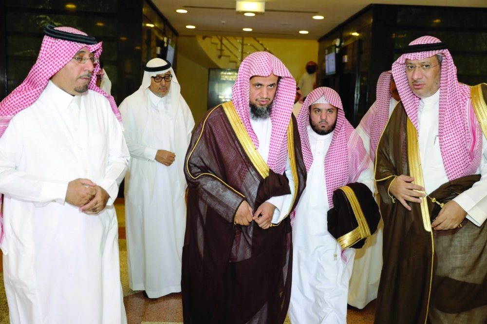 سعود المعجب خلال زيارته التفقدية                                             (مكة)