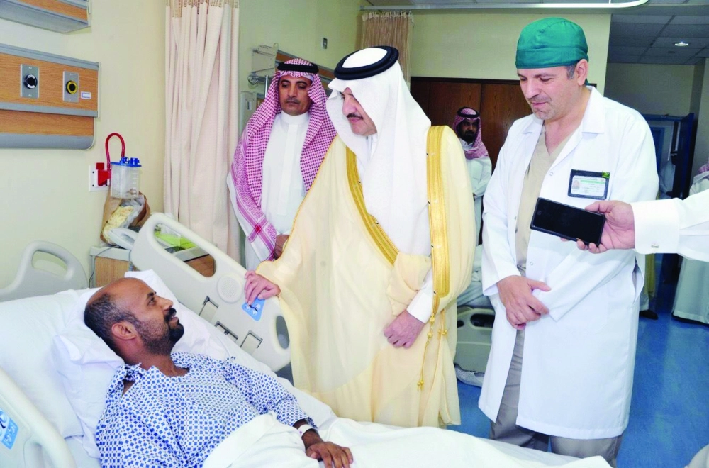  سعود بن نايف خلال زيارته لرجال الأمن المصابين                                                (واس)