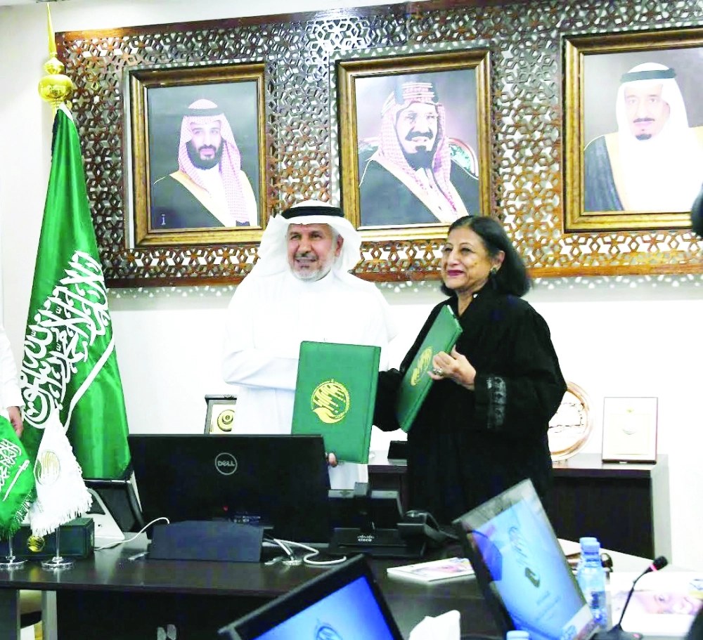 عبدالله الربيعة وشهيدة أظفر بعد توقيع الاتفاقية                  (واس)