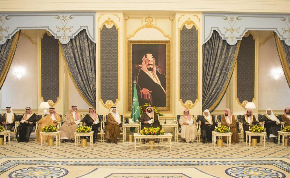 نائب خادم الحرمين لدى استقباله الأمراء والعلماء والمواطنين اليوم (بندر الجلعود)