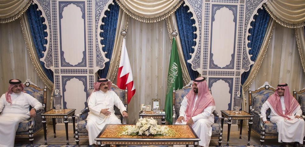 نائب خادم الحرمين لدى استقباله ملك البحرين اليوم (بندر الجلعود)