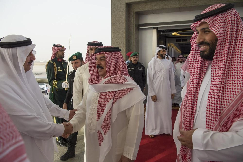 نائب خادم الحرمين لدى استقباله ملك البحرين اليوم (بندر الجلعود)