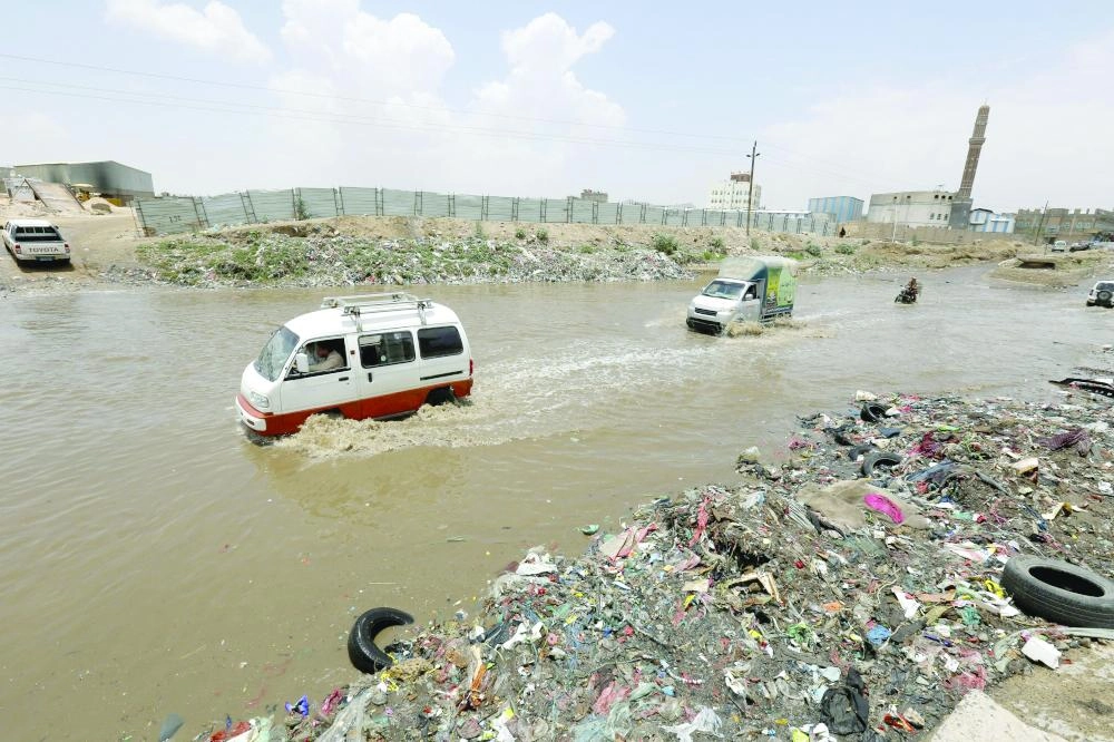 






مركبات تسير عبر طريق يفتقد البنية الأساسية لتصريف المياه                                                                                        (رويترز)