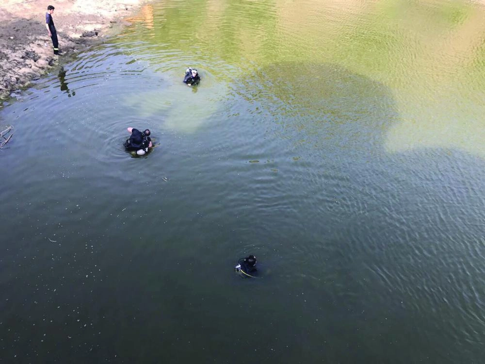 فرق الغوص خلال عمليات البحث                             (مكة)