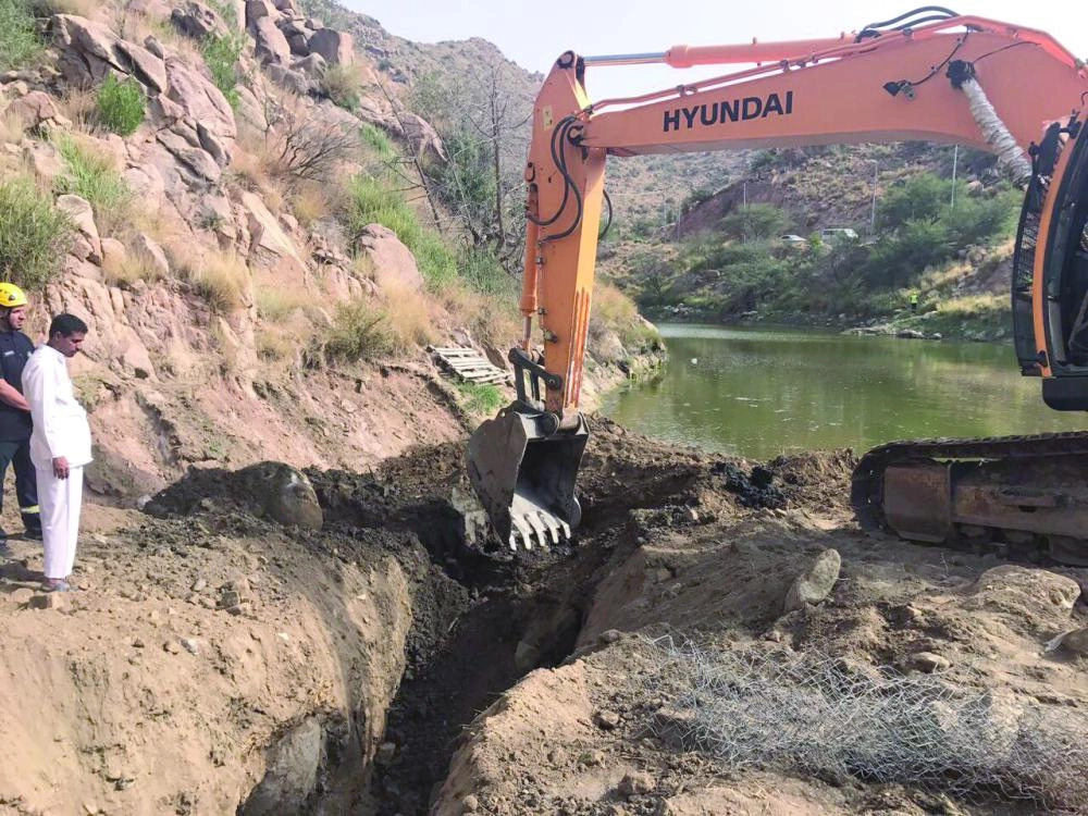 من أعمال تصريف المياه                                       (مكة)