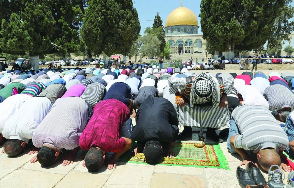 






فلسطينيون يصلون الجمعة أمام قبة الصخرة بالمسجد الأقصى أمس                                    (إ ب أ)