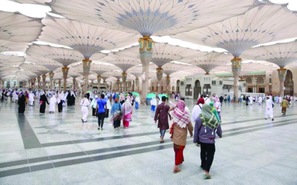 






مصلون في طريقهم للمسجد النبوي                      (واس)