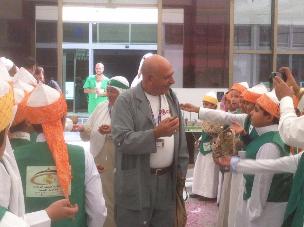 فريق الاستقبال مرحبا بضيوف الرحمن في مطار الملك عبدالعزيز الدولي  (مكة)