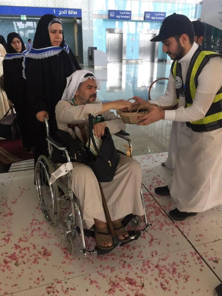 شاب يقدم التمور لأحد الحجاج (مكة)