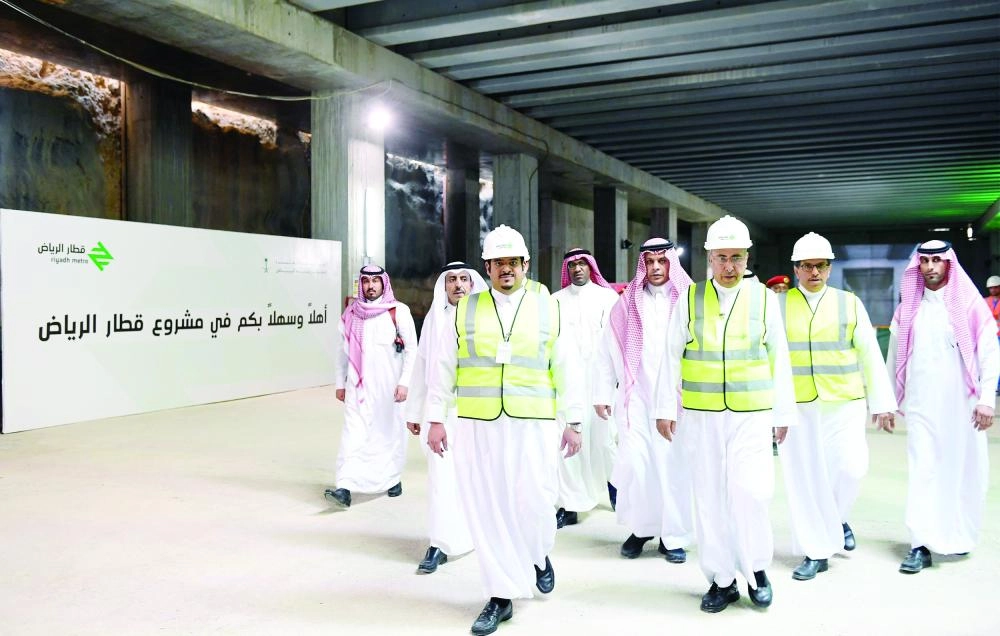 






محمد بن عبدالرحمن متفقدا مشروع القطار أمس                                                        (مكة)