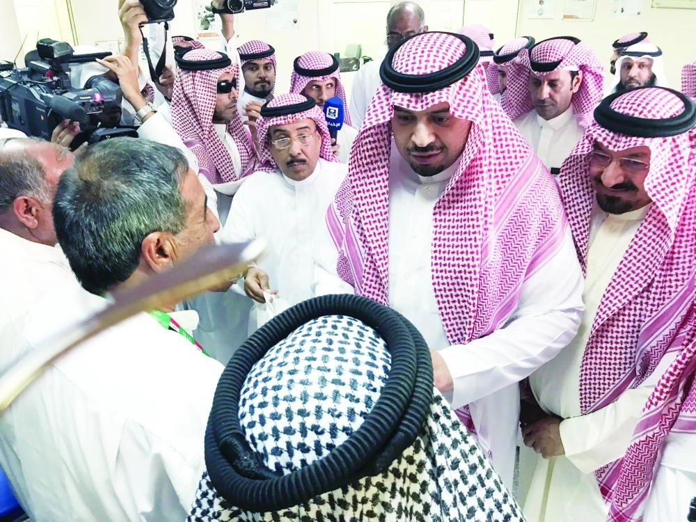 فيصل بن خالد خلال استقباله الحجاج العراقين في منفذ جديدة عرعر        (مكة)