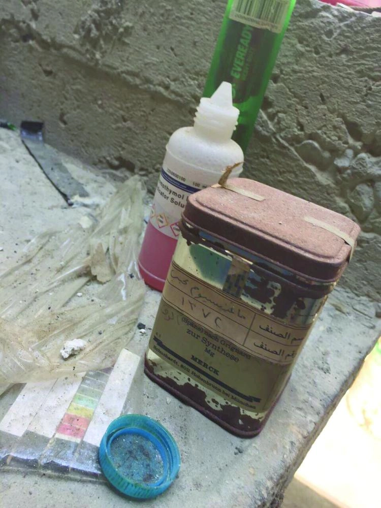 بقايا مواد مستخدمة في تصنيع المتفجرات في الحي