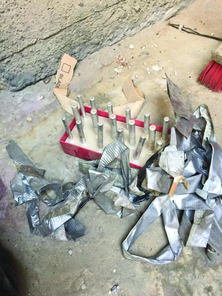 بقايا مواد مستخدمة في تصنيع المتفجرات في الحي