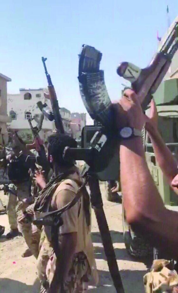 من عملية التمشيط لرجال الأمن في حي المسورة بالعوامية أمس                                                                                                                                                                (مكة)